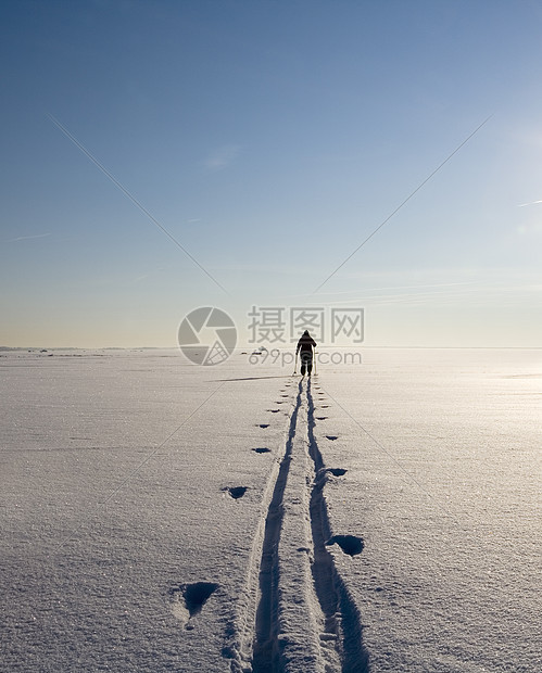 冬季风景人行道滑雪阳光山峰蓝色孤独首脑十字形太阳天空图片