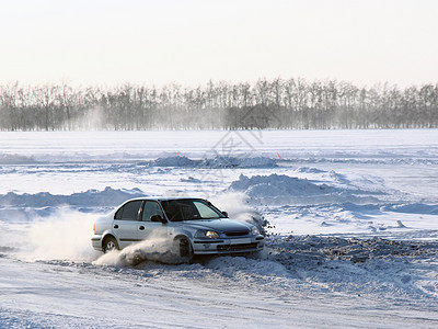 冬季路上的车交通天空暴风雪沥青运输橡皮车辆季节天气旅行图片