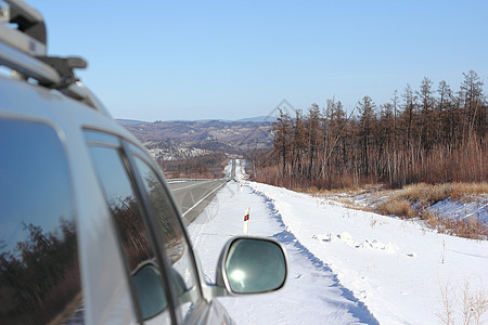冬季路上的车沥青旅行车辆寒意气候橡皮天气寒冷季节暴风雪图片