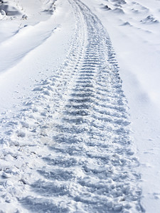 雪上车轮的痕迹图片