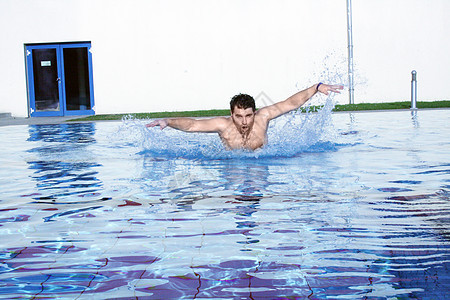 游泳池中的动态游泳运动员训练风镜速度海浪游戏力量男人行动游泳衣优胜者图片