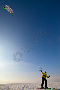 在冰冻湖上玩滑衣和跳跃衣服乐趣头盔山脉风镜特技假期运动高山滑雪图片