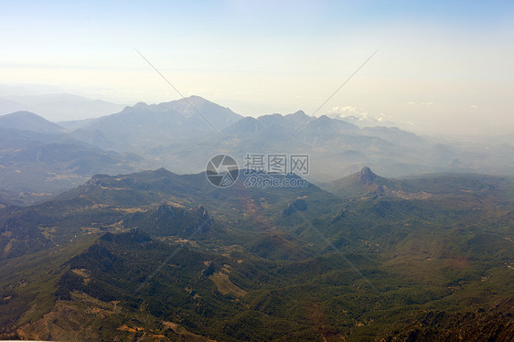 从飞机上登山高度翅膀太阳空气场景旅行城市蓝色地平线航班图片