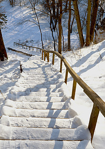 高山覆盖着雪的寒冬图片