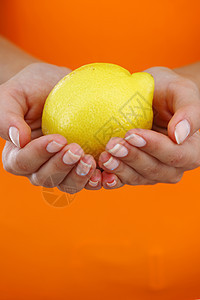 妇女手中的柠檬金发指甲手指女士早餐水果营养食物女性女孩图片
