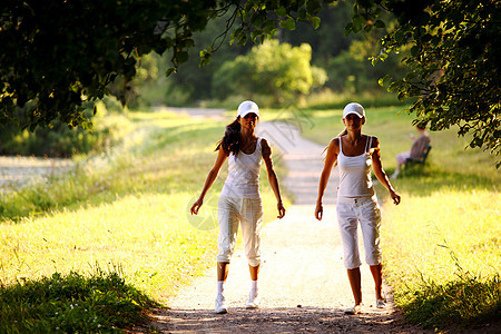 参加竞选的妇女女孩火车成人锻炼运动装跑步公园森林女性慢跑图片