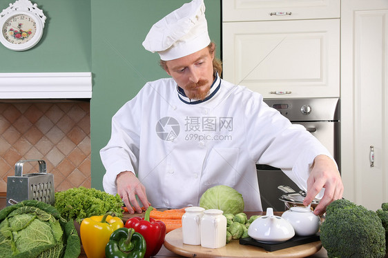 在厨房准备午餐的年轻厨师白色工人食物工作衣服职业美食烤箱盘子餐厅图片