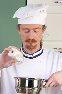 在厨房准备午餐的年轻厨师男人餐厅衣服白色盘子工作烤箱工人食物美食图片