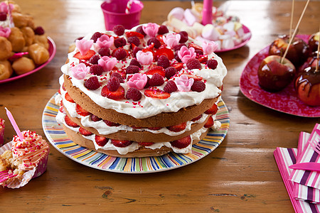 多彩的生日蛋糕派对食物上诉鞭打覆盆子水果图层桌子孩子们焦糖图片