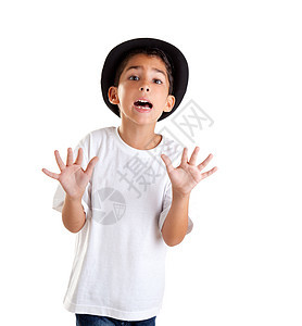 男孩用黑帽子的手势 白上孤立男性工作室惊喜童年冒充幸福帽子孩子乐趣情感图片