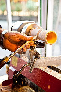 工作时的特纳男人工具木头钻头金工车削职业车床工艺机器图片