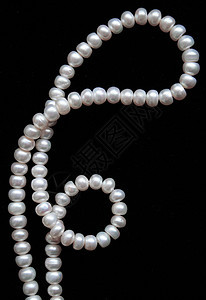 黑色丝绸上的白珍珠作为背景象牙礼物珠子项链宝石反射女性魅力宝藏珍珠图片