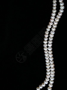 黑色丝绸上的白珍珠作为背景光泽度女性反射魅力珠宝项链象牙宝藏珠子珍珠图片