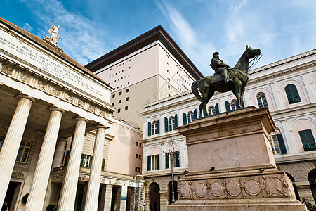 意大利热那亚的雕像和歌剧院图片
