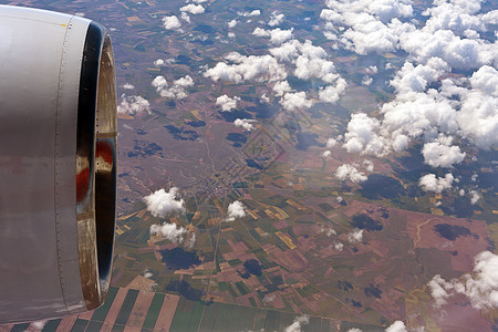 查看飞机的左舷洞蓝色天空海洋空气地球海浪航班太阳场景飞行图片