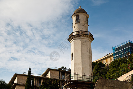 意大利热那亚海滨的旧白灯塔图片