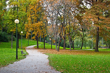 克罗地亚萨格勒布秋季萨格勒布公园步行道图片