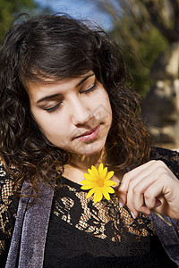 黄色的花有黄色花朵的美丽女孩青年季节女士植被围巾公园女性女孩幸福背景