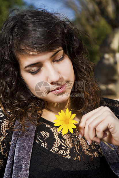 有黄色花朵的美丽女孩青年季节女士植被围巾公园女性女孩幸福图片