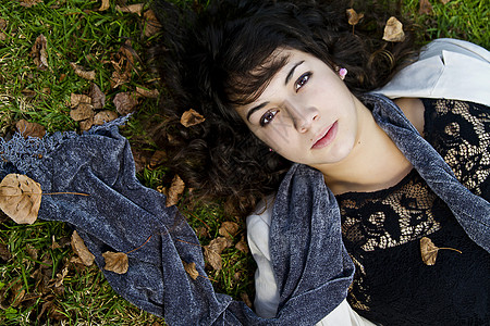 躺倒在地上地面绿色女性幸福青年季节女孩植被围巾女士图片
