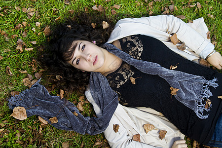 躺倒在地上幸福围巾季节青年植被公园女士女孩绿色地面图片