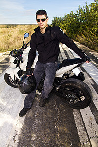 骑摩托车的男人沥青自行车机器姿势太阳镜车辆男性青年运输男生图片