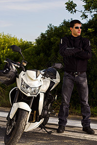 骑摩托车的男人姿势发动机齿轮机器车辆运输司机农村冒险男性图片