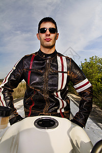 骑摩托车的男人太阳镜自行车姿势植被机器男生司机车辆农村夹克图片