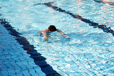 一个人不会游泳运动风镜潜水乐趣海浪活动速度男人蓝色中风图片