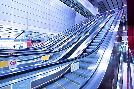 在模糊运动中移动扶梯中心运输技术反射楼梯窗户蓝色玻璃购物中心地面图片