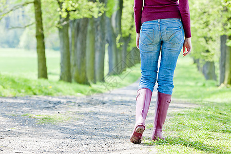 妇女穿着橡胶靴的详情小路鞋类牛仔裤外观成人女性女士紫色裤子图片