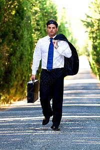 在路上拿着手提箱的商务人士小路快乐领带男人公园手提箱孤独套装夹克乐趣图片