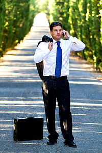 在路上拿着手提箱的商务人士乐趣领带男人手提箱商业套装快乐街道工作夹克图片