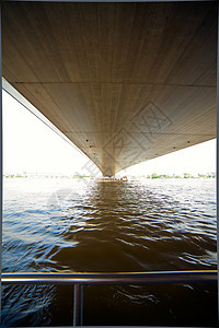 在河底的桥上架桥曲线日落卡车运输天空岩石交通城市建筑海洋图片