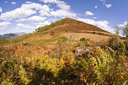 科西卡山区和山谷石头爬坡太阳踪迹全景蓝色女孩远足旅行悬崖图片