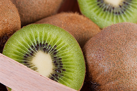 Kiwi水果被切成碎片图片