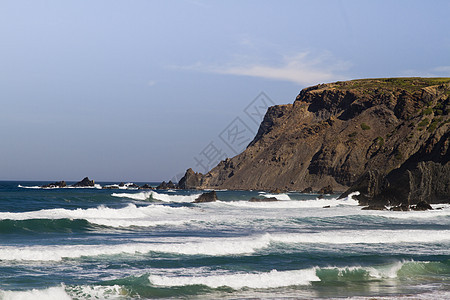 沙格里斯美丽的海滩支撑岩石旅行海岸蓝色天空晴天悬崖海岸线海浪图片