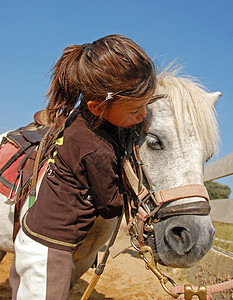 儿童和小马女孩绳索运动天空白色宠物动物骑马友谊接吻图片