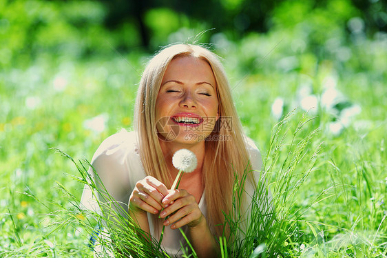 与有衣女的少女女士生活微笑植物享受成人头发种子嘴唇快乐图片