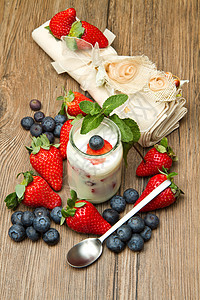 酸奶和浆果红色食物粉色甜点水果叶子营养健康绿色奶油图片