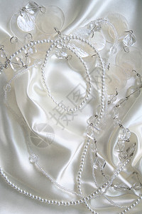 白珍珠和小蜜蜂 在白色丝绸上 作为婚礼的回礼光泽度珠子细绳展示魅力珍珠宝石象牙礼物珠宝图片