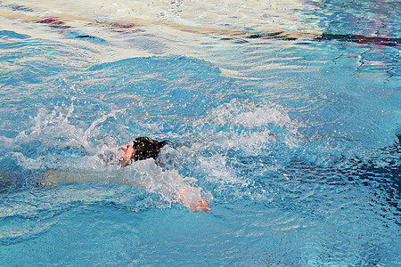 年轻男子在水中游泳回击图片