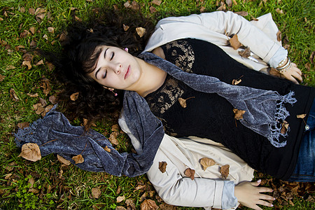 躺倒在地上植被季节幸福公园女性绿色地面女士女孩青年图片