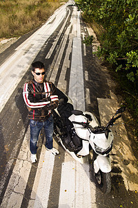 骑摩托车的男人齿轮姿势夹克农村旅行冒险小路男生植被青年图片