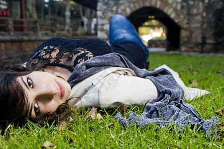 躺倒在地上女性幸福围巾公园季节地面黄色植被女孩绿色图片