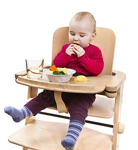 以高椅子吃饭的幼儿白色高脚椅土豆木材婴儿食物小菜蔬菜木头儿童图片