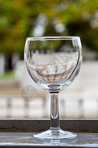 晶玻璃桌子饮料杯子花园脆弱性餐厅反射水晶图片