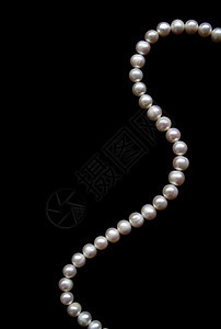 黑色丝绸上的白珍珠作为背景天鹅绒奢华礼物手镯宝藏细绳光泽度珠子女性宝石图片
