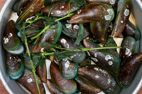 油煮亚洲绿色贝类海鲜蔬菜食物厨房桌子贻贝烹饪贝壳盘子图片
