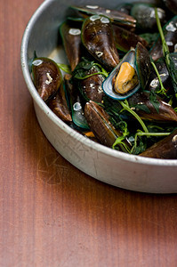 油煮亚洲绿色贝类蔬菜海鲜食物贻贝厨房烹饪贝壳盘子桌子图片